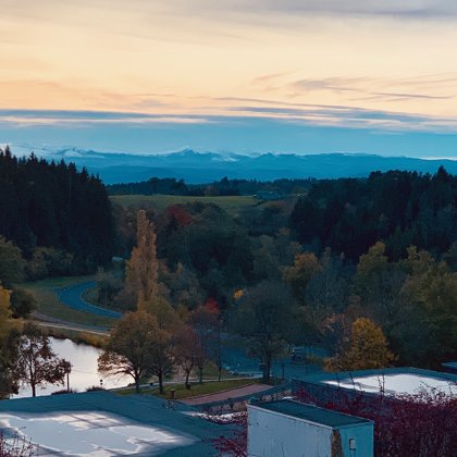 Vue sur les monts enneigés